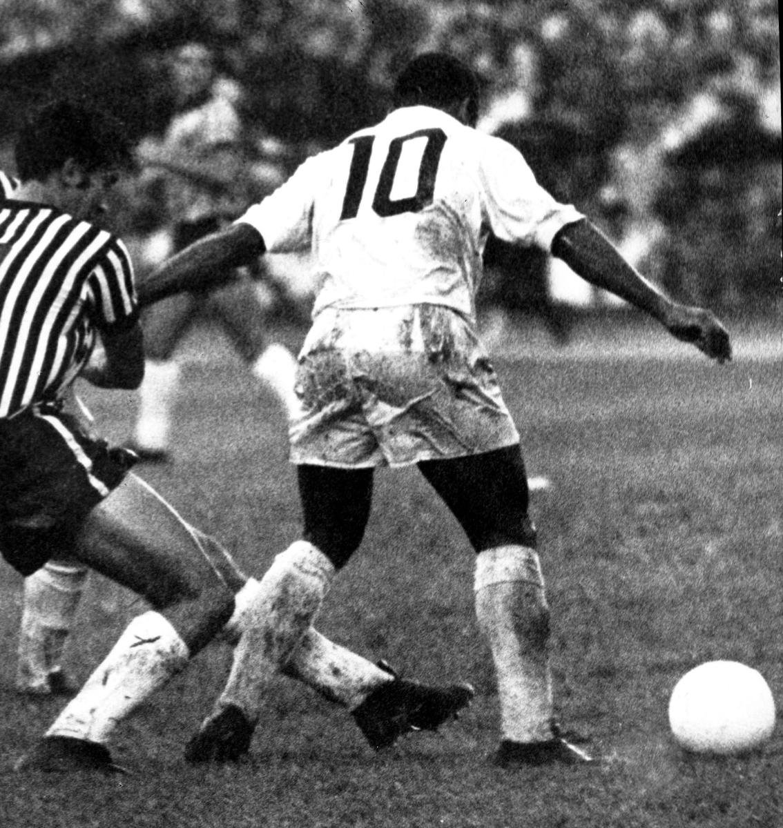Pelé, camisa 10 do Santos, em amistoso contra o Atlético, no Mineirão, em 1969