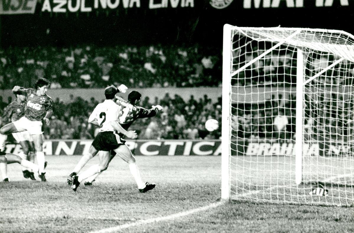Em 1992, o Cruzeiro goleou o Racing por 4 a 0, no Mineirão, no jogo de ida da final da Supercopa