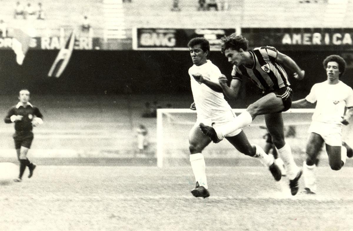 Éder Aleixo fez um dos gols do América na vitória por 4 a 3 sobre o Uberaba no Mineiro de 1976