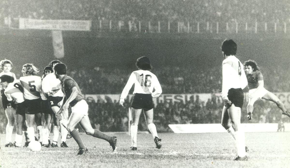 Cruzeiro 4 x 1 River Plate na final da Copa Libertadores de 1976; lance do gol de falta de Nelinho