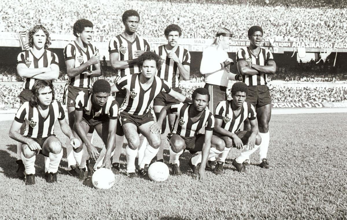 Time do Atlético em 1977: em pé, da esquerda para a direita: Alves, Vantuir, Modesto, Toninho Cerezo, Ortiz e Dionisio; agachados: Marcelo, Paulo Isidoro, Reinaldo, Danival e Marinho
