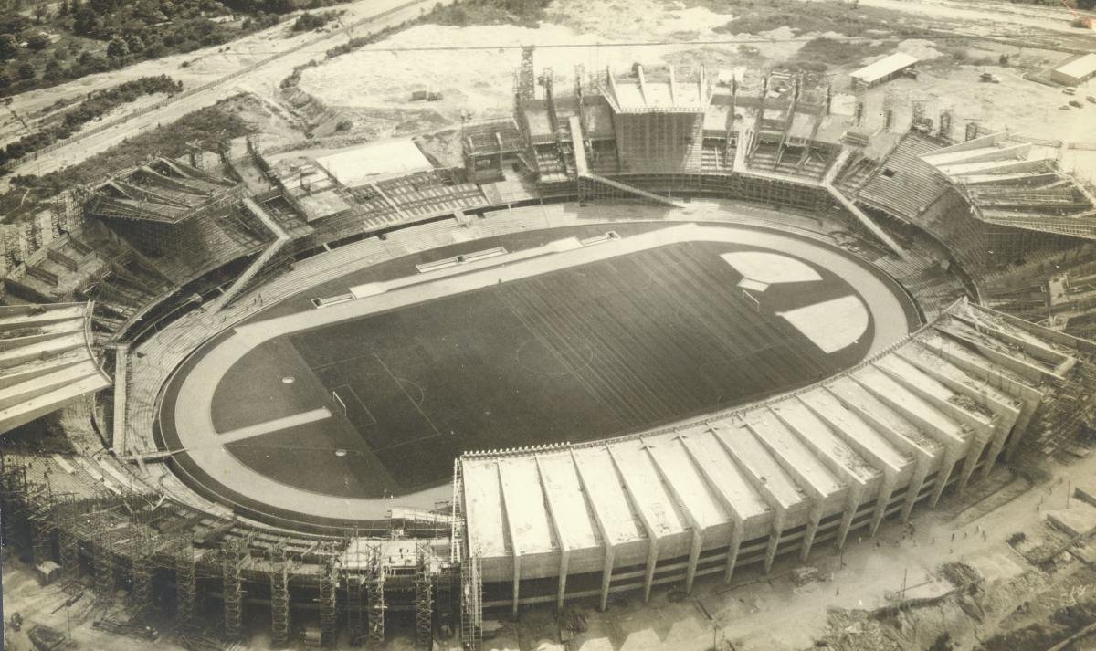 Vista aérea das obras de construção do Mineirão; registro foi feito em junho de 1965