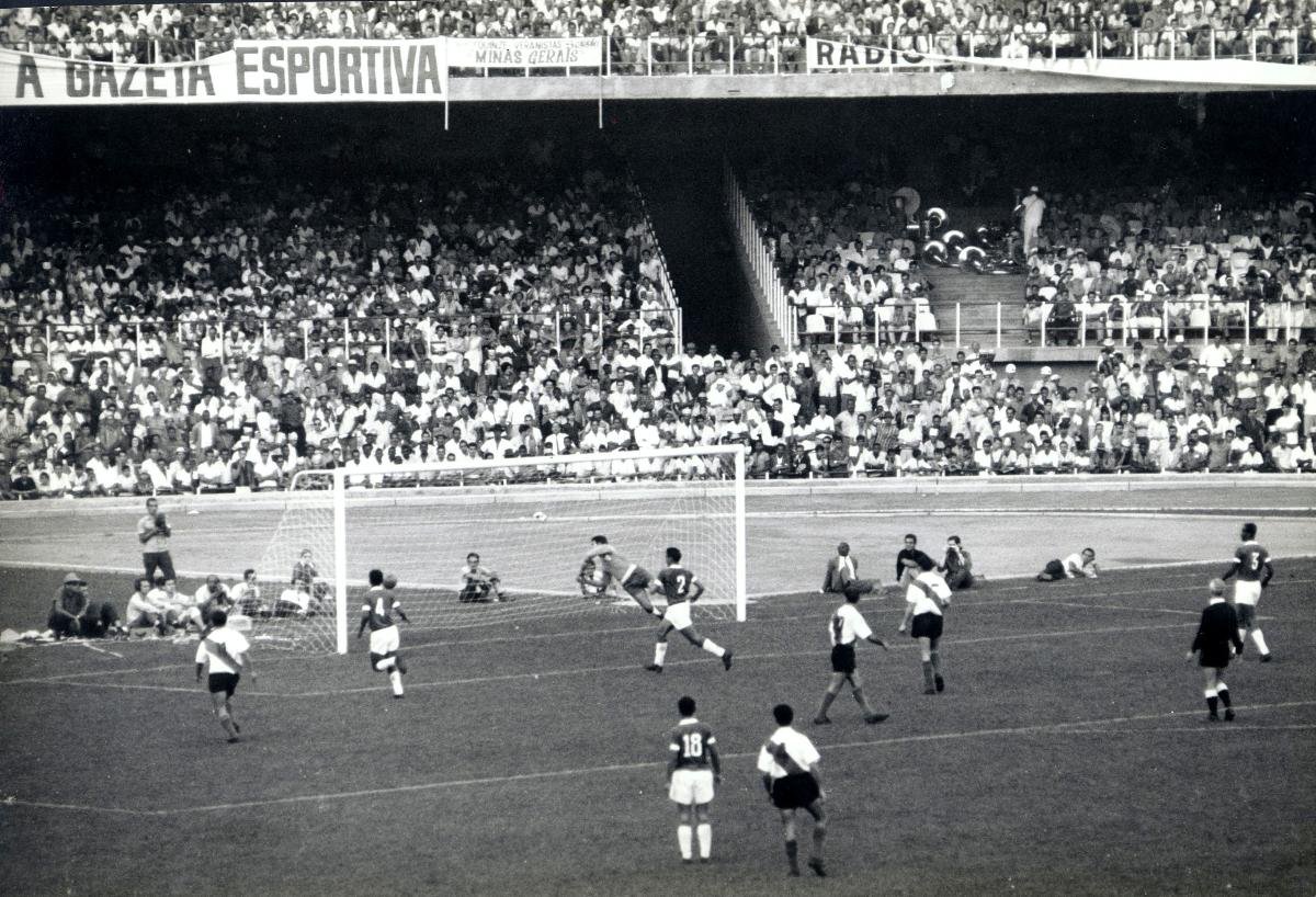 Lance do jogo entre Seleção Mineira e River Plate em 1965, no Mineirão