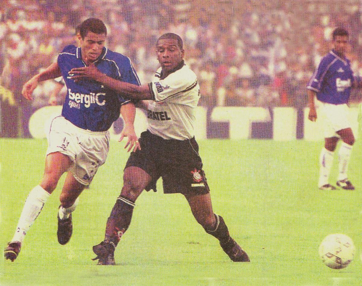 Cruzeiro e Corinthians empataram por 2 a 2 o primeiro jogo da final do Brasileirão de 1998