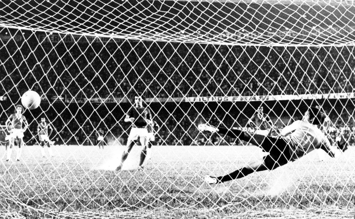 Gol de pênalti de Nelinho em Cruzeiro 5 x 4 Internacional na Libertadores de 1976