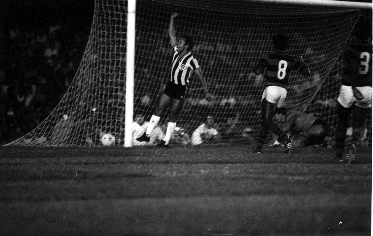 Reinaldo ergue o punho em celebração do gol do Atlético na vitória por 1 a 0 sobre o Flamengo no primeiro jogo da final do Brasileirão de 1980