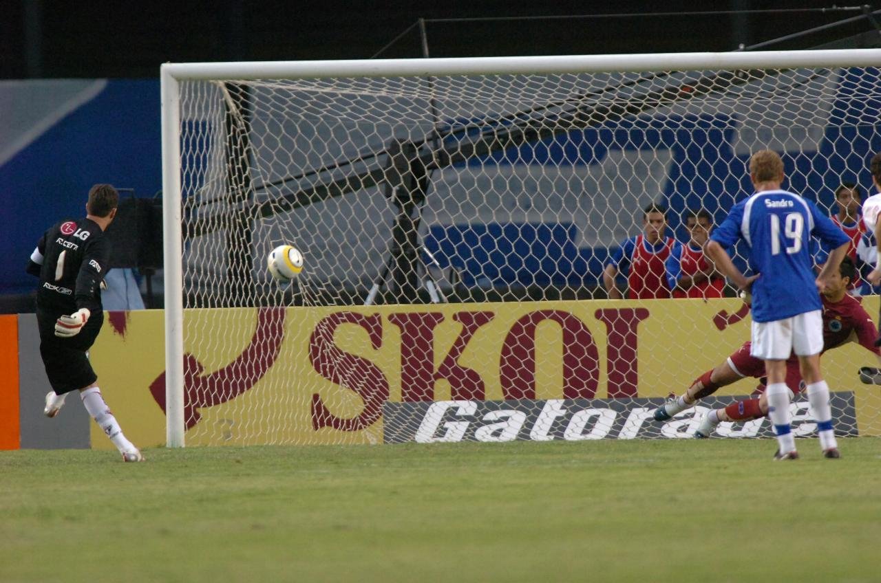 Rogério Ceni cobrando pênalti em jogo contra o Cruzeiro no Mineirão - (foto: Paulo Filgueiras/EM - 20/8/2006)