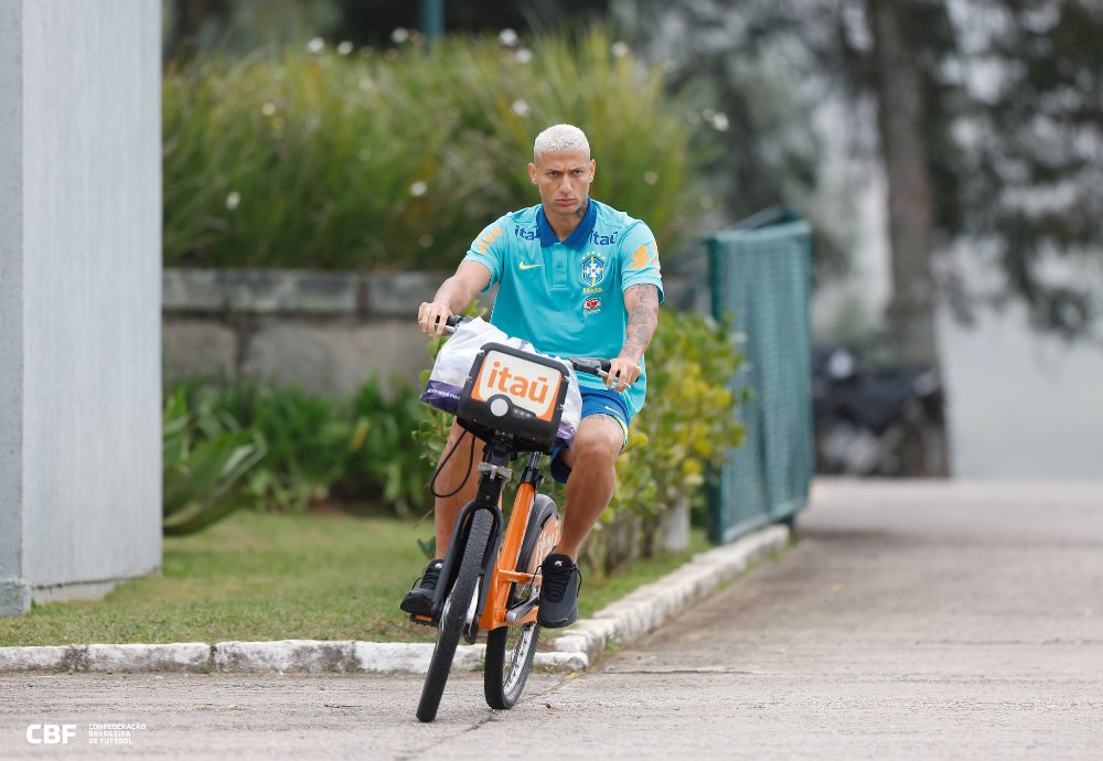 Richarlison usa bicicleta antes de treino da Seleção Brasileira na Granja Comary (foto: Rafael Ribeiro/CBF)