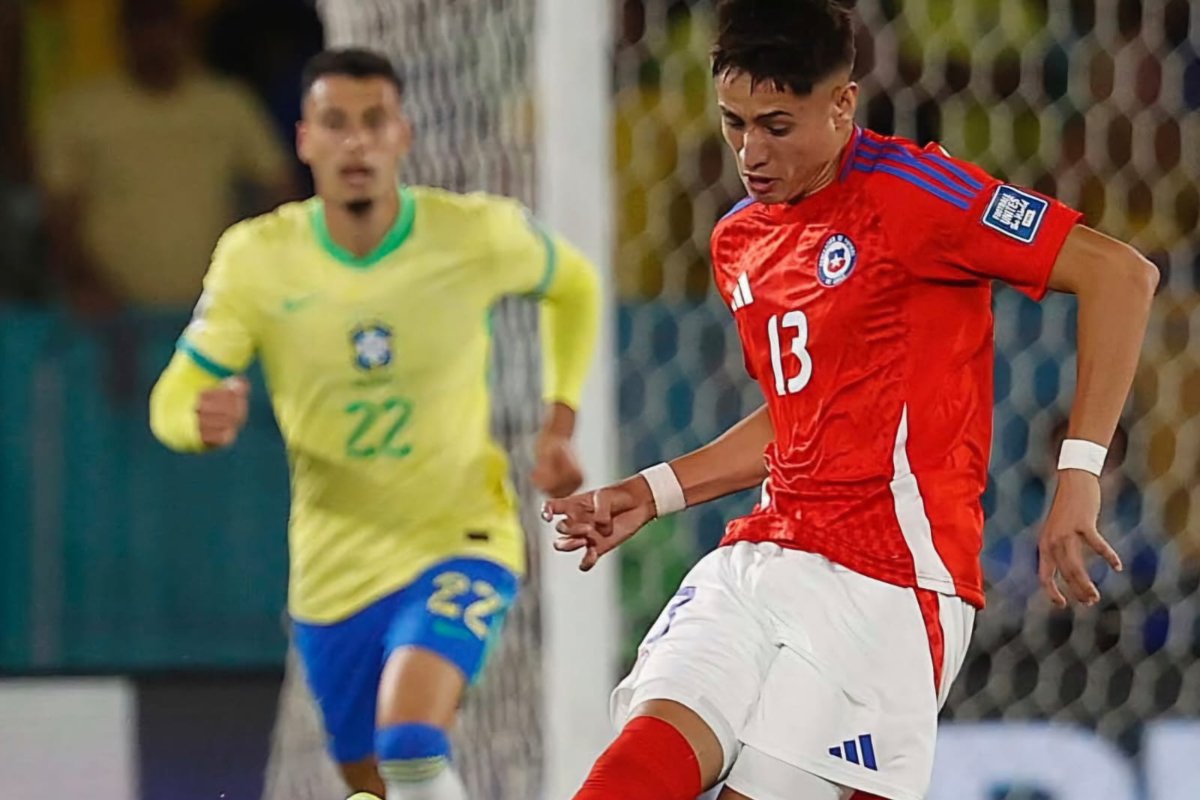 Iván Román em ação contra o Brasil (foto: Carlos Parra/Comunicaciones FFCh)