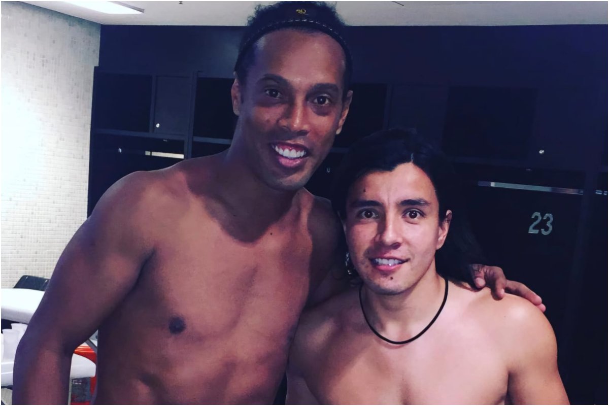 Brasileiro Ronaldo Gaúcho e colombiano Sherman Cárdenas posando juntos para foto no vestiário. (foto: Instagram/Cárdenas)