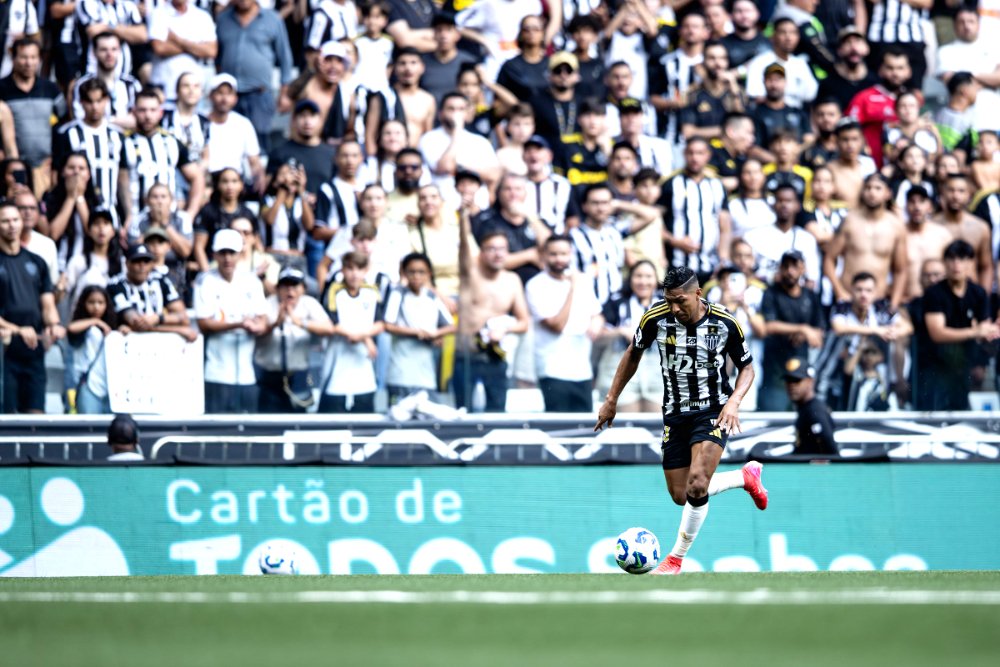 Rony em ação pelo Atlético diante do Santos na Arena MRV (foto: Pedro Souza/Atlético)