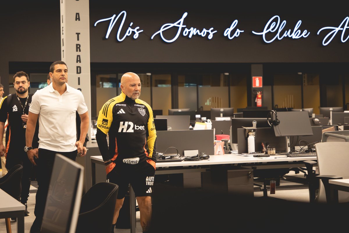 Sampaoli caminha pela nova sede administrativa do Atlético, na Arena MRV (foto: Pedro Souza/Atlético)