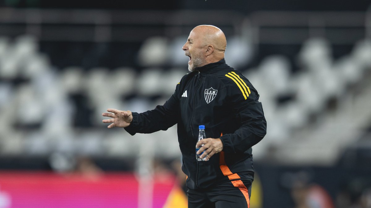 Sampaoli gesticula para time do Atlético durante jogo contra o Botafogo (foto: Pedro Souza/Atlético)