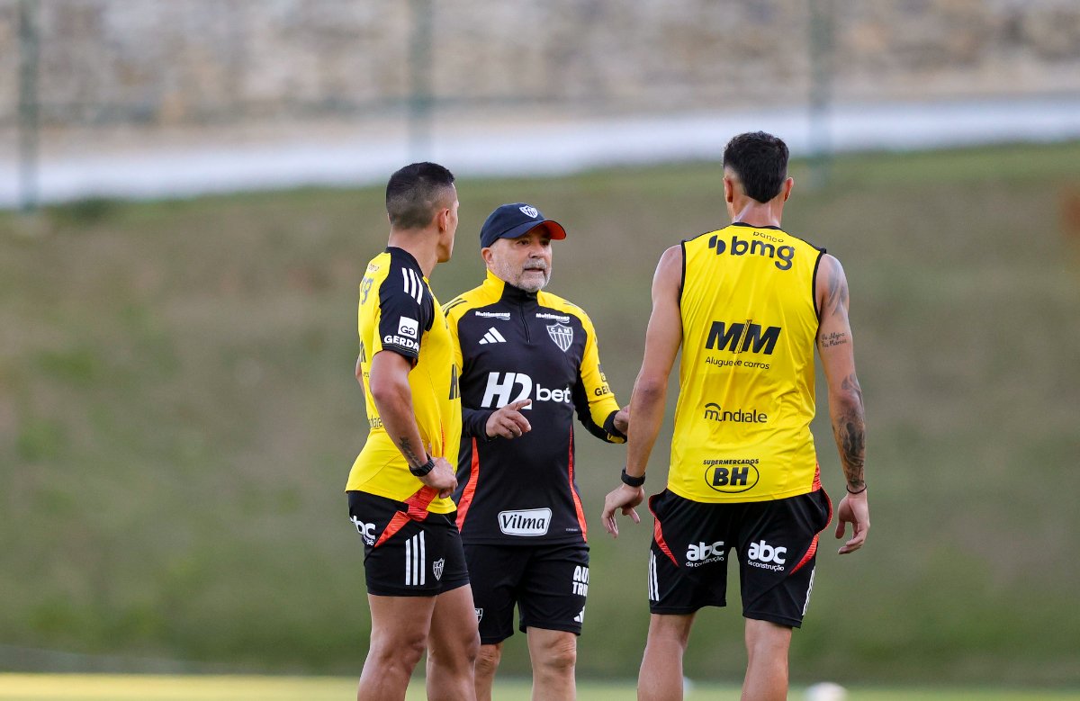 Sampaoli conversa com Cuello e Reinier durante primeiro treino no Atlético (foto: Paulo Henrique França/Atlético)