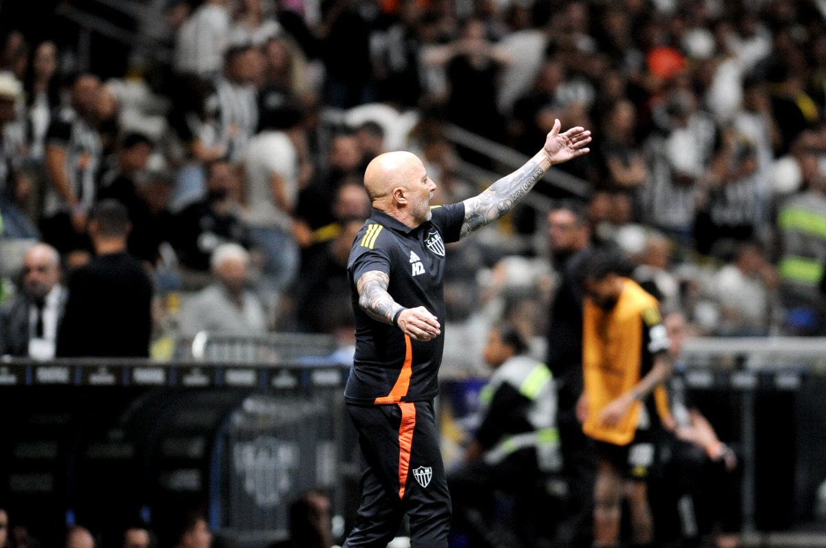 Jorge Sampaoli em ação pelo Atlético durante confronto contra o Bolívar pela Sul-Americana (foto: Alexandre Guzanshe/EM/D.A. Press)