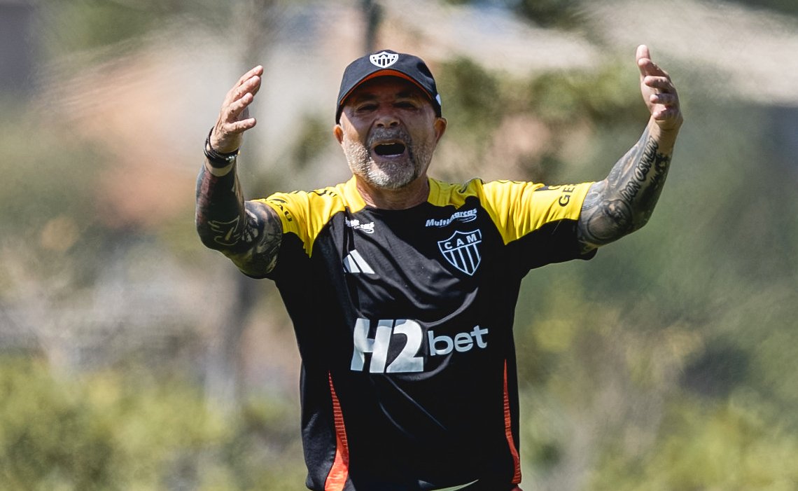 Jorge Sampaoli gesticula durante treinamento do Atlético na Cidade do Galo (7/9) (foto: Pedro Souza/Atlético)