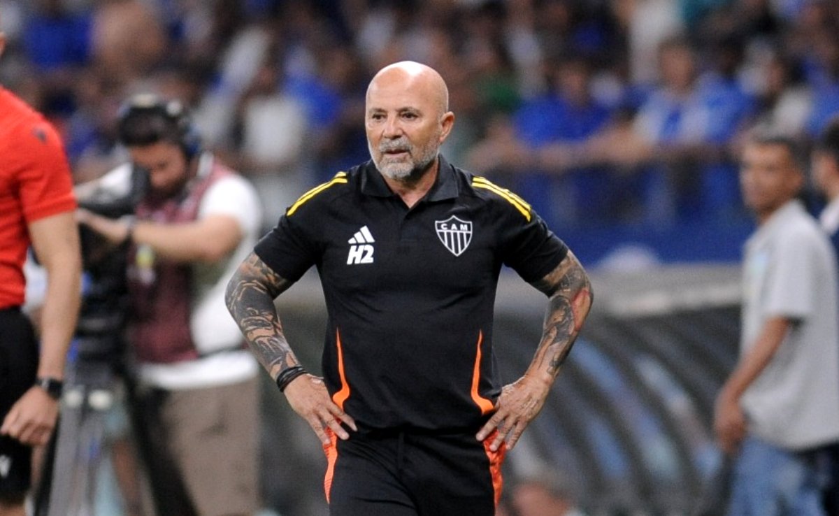 Sampaoli, técnico do Atlético, em ação durante clássico contra o Cruzeiro (foto: Alexandre Guzanshe/EM/D.A. Press)