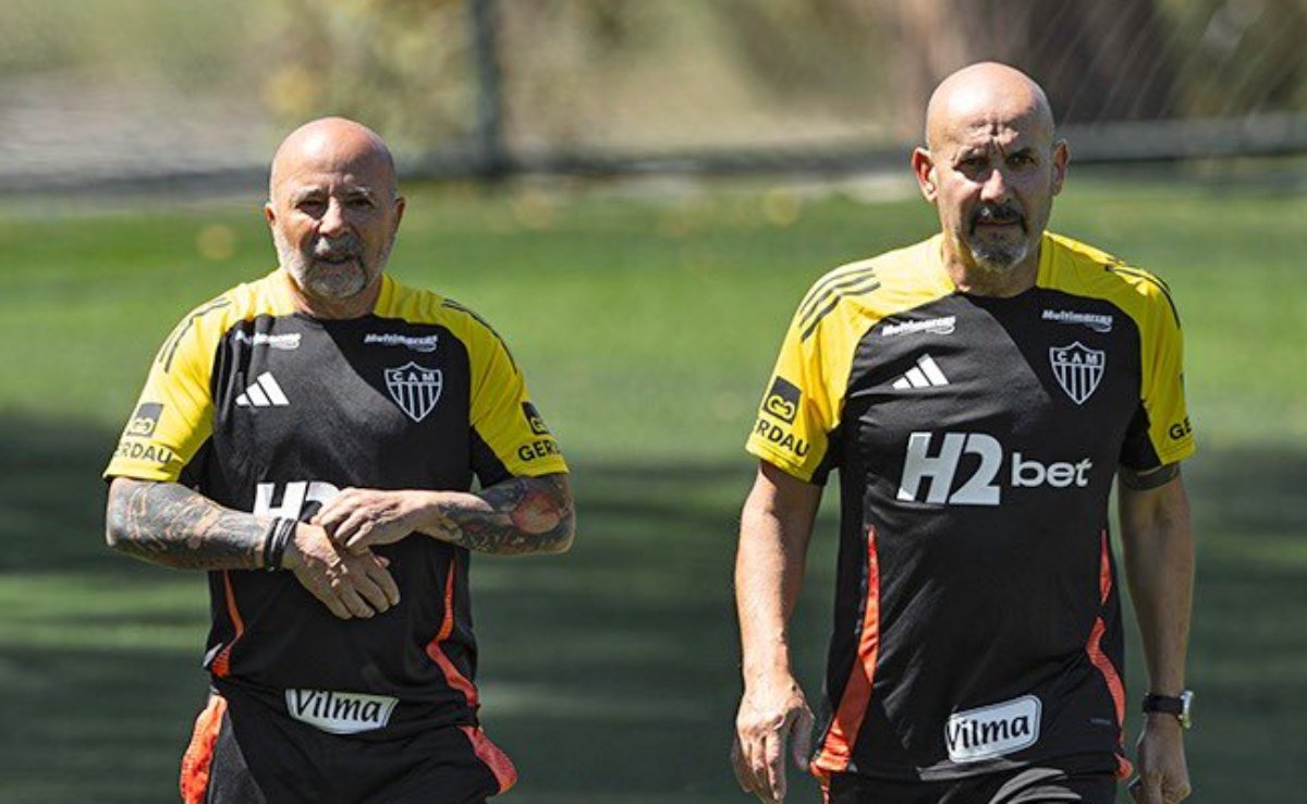 Jorge Sampaoli (treinador, à esquerda) e Pablo Fernández (preparador físico, à direita) no primeiro treino no Atlético (3/9) (foto: Divulgação/Atlético)