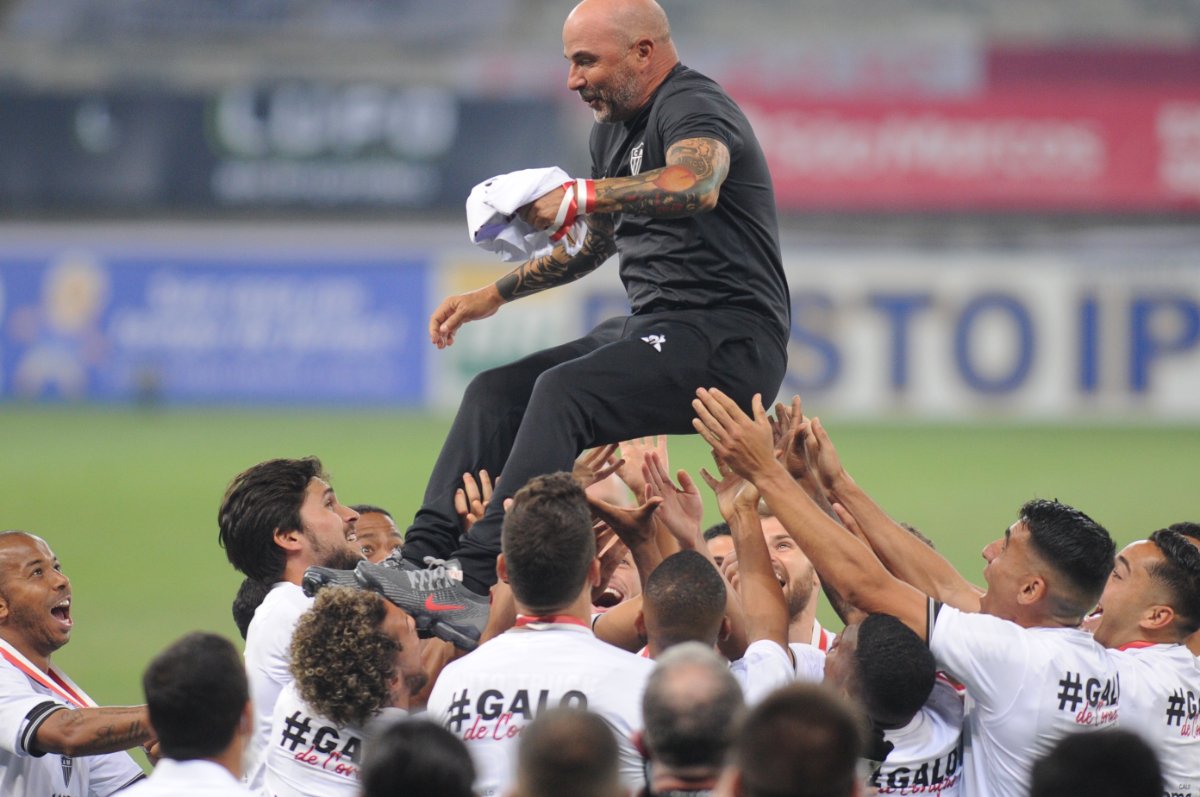 Jorge Sampaoli comemora título do Campeonato Mineiro de 2020 com jogadores do Atlético (foto: Alexandre Guzanshe/EM/D.A Press)