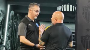 Flavio Robatto, técnico do Bolívar, durante conversa com Jorge Sampaoli, do Atlético, na Arena MRV - Crédito: 