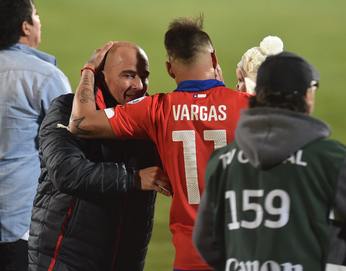 Jorge Sampaoli e Eduardo Vargas em comemoração de título da Copa América pelo Chile - (foto: Rodrigo Arangua/AFP)