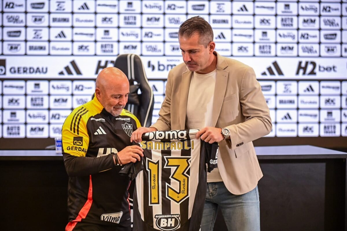 Victor entregando camisa do Atlético ao novo treinador do Galo, Jorge Sampaoli (foto: Leandro Couri/EM/D.A Press)