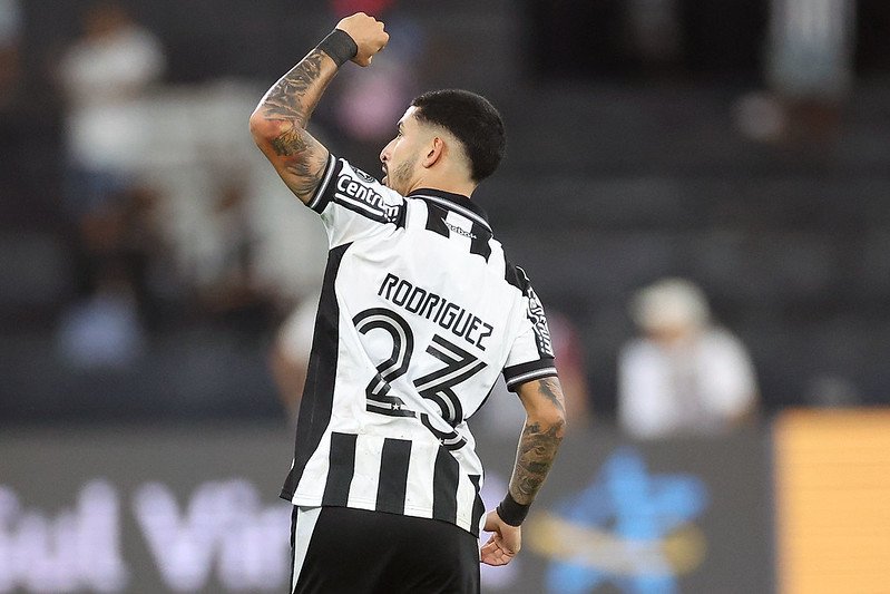 Santi Rodríguez de costas comemorando gol do Botafogo (foto: Vitor Silva/Botafogo)