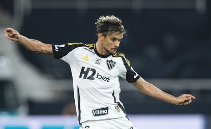 Gustavo Scarpa com a camisa branca do Atlético se prepara para chutar bola com o pé esquerdo (foto: Pedro Souza/Atlético)