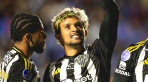 Gustavo Scarpa, meio-campista do Atlético, comemora gol de Vitor Hugo durante empate com o Bolívar pela Sul-Americana - Crédito: 