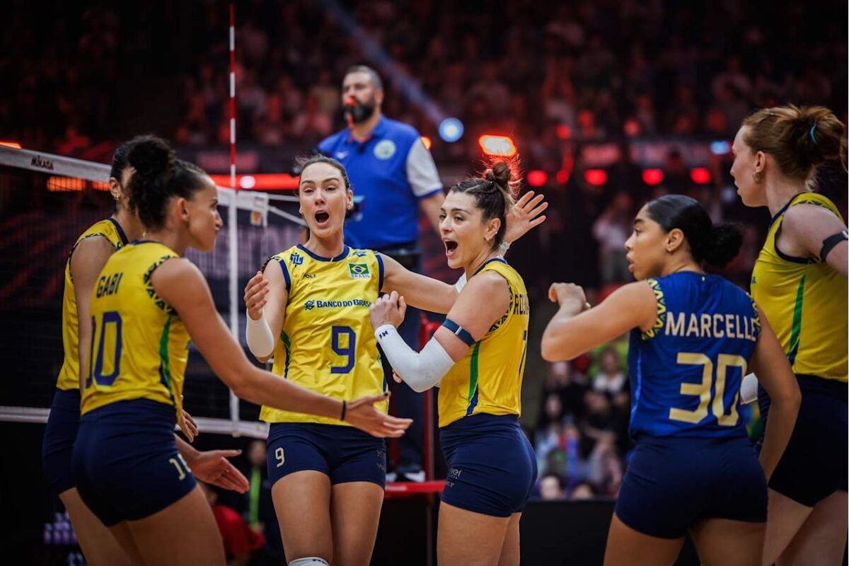 Roberta comemorando um dos pontos do Brasil no jogo ao lados das companheiras de Seleção (foto: FIVB/Divulgação)