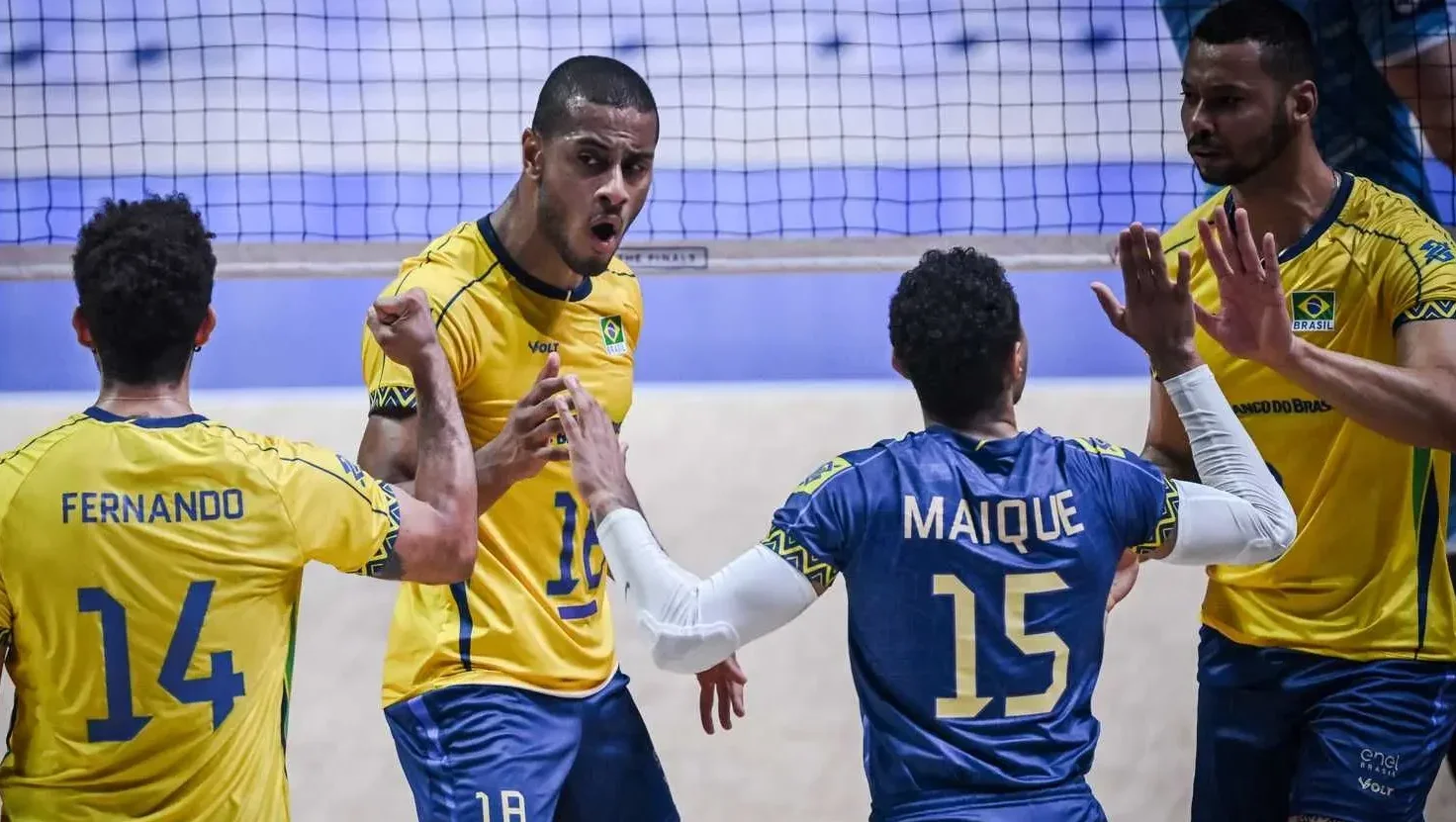 Jogadores da Seleção Brasileira Masculina de Vôlei comemoram (foto: Divulgação/FIVB)