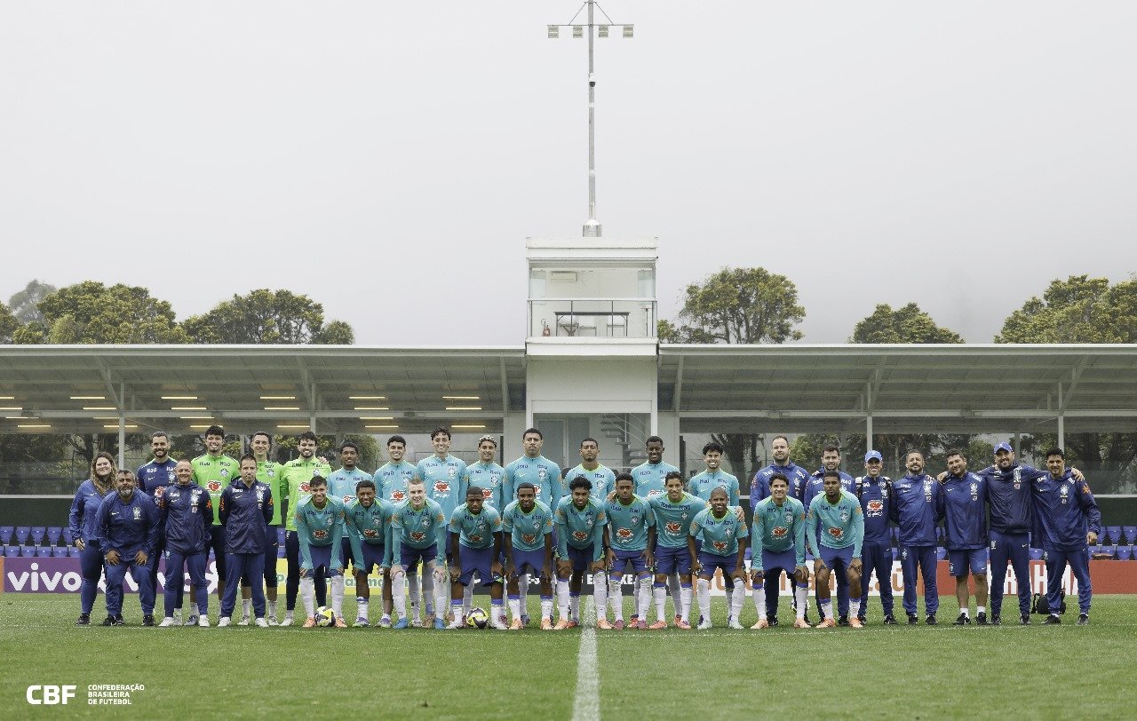 Atletas convocados e equipe técnica da Seleção Brasileira sub-20 posando para foto em campo aberto após o treino. (foto: Rafael Ribeiro/CBF)