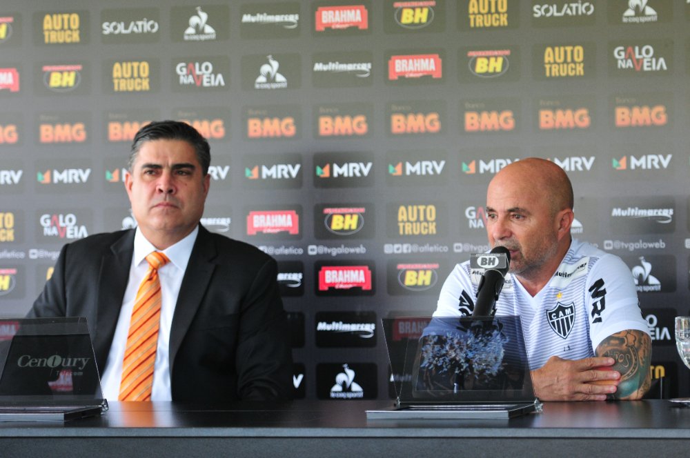 Sérgio Sette Câmara (à esquerda), ex-presidente do Atlético, ao lado de Jorge Sampaoli (à direita) em coletiva de apresentação do treinador no Galo em 2020 - (foto: Gladyston Rodrigues/EM/D.A Press)
