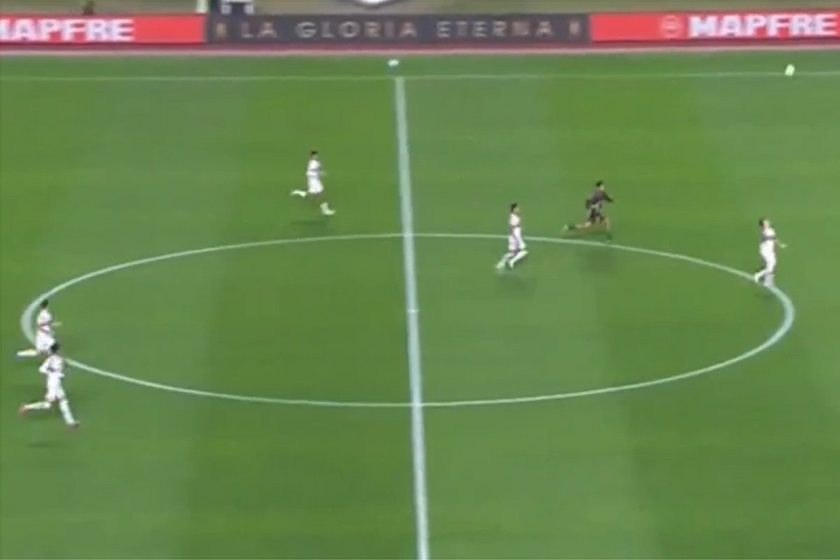 Bobadilla vacilou em lance do gol da LDU contra o São Paulo (foto: Reprodução/Paramount+)