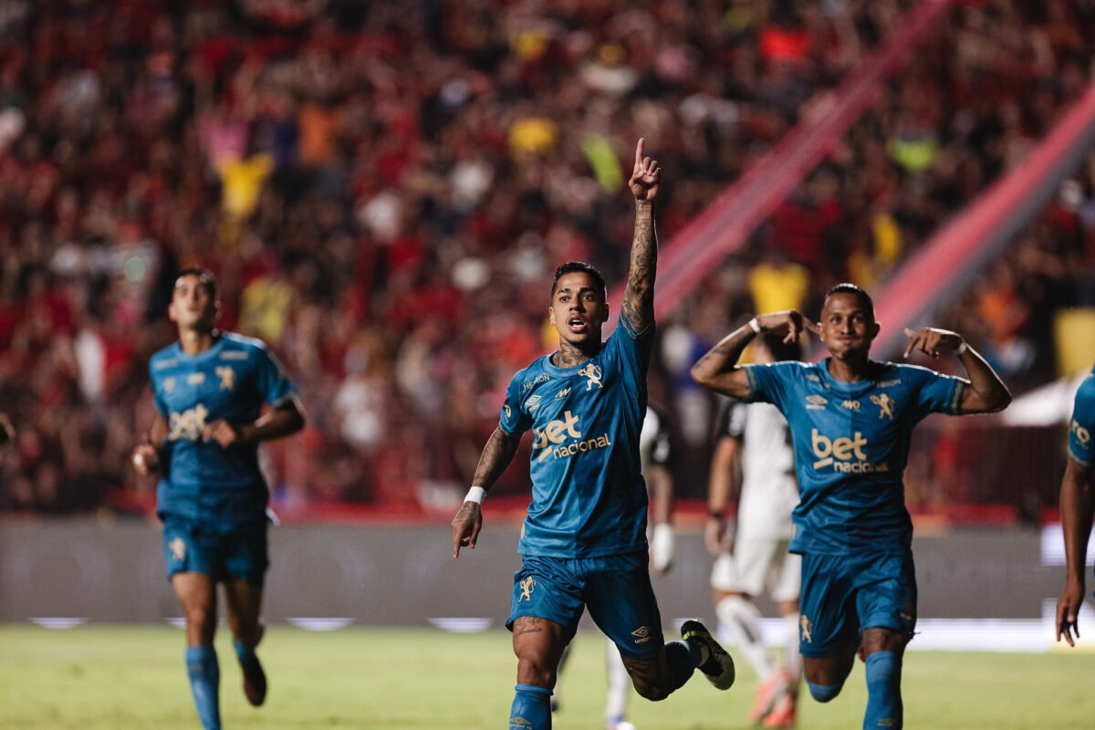 Matheusinho comemora gol pelo Sport contra o Corinthians (foto: Paulo Paiva/ Sport Recife)