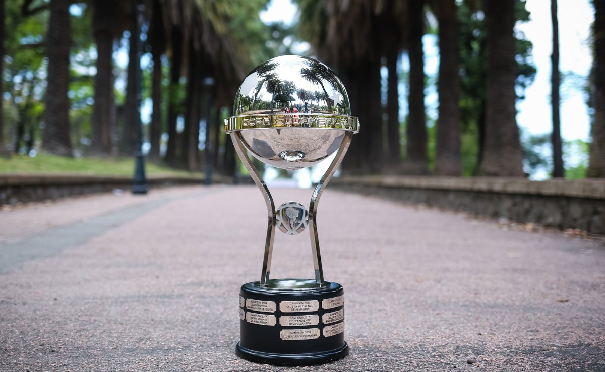 A taça da Copa Sul-Americana, desejo do Atlético em 2025 (foto: Divulgação/X/Copa Sul-Americana)