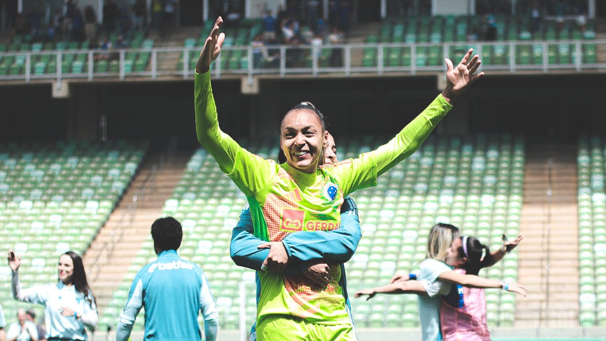 Taty Amaro, goleira do Cruzeiro, celebra classificação à final do Brasileiro Feminino (foto: Gustavo Martins/Cruzeiro)