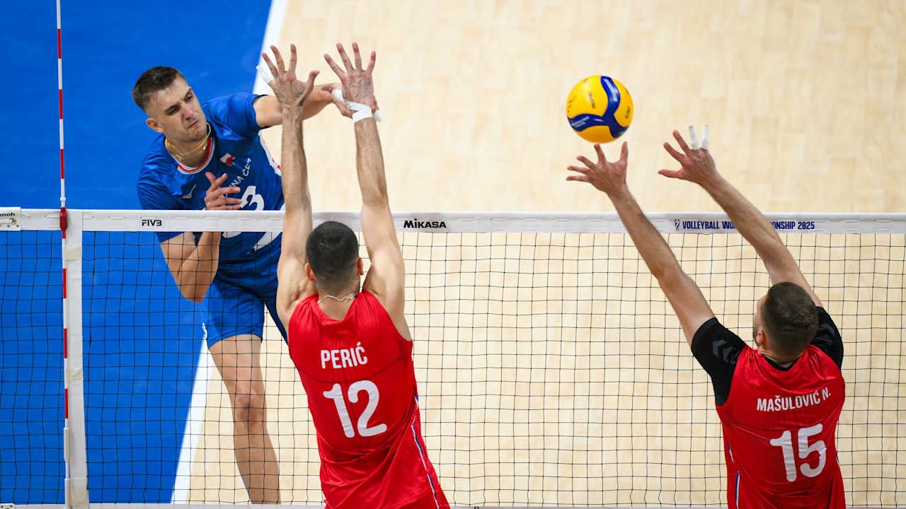 Lance do jogo entre Sérvia e Tchéquia pelo Mundial Masculino de Vôlei (foto: Divulgação/FIVB)
