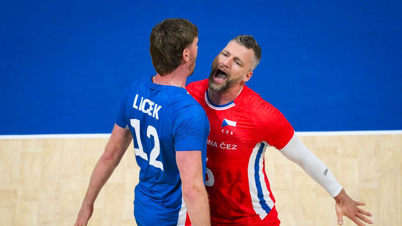 Martin Licek e Milan Monik vibram em jogo de vôlei da Tchéquia (foto: Divulgação/FIVB)