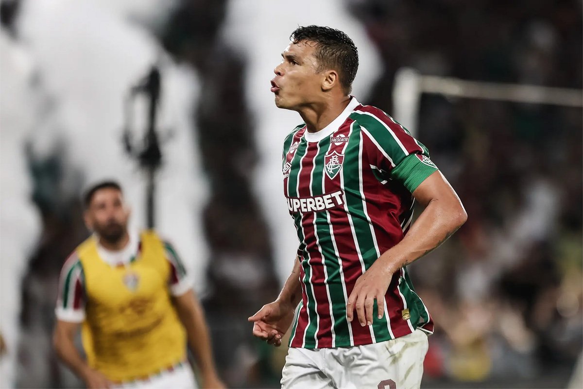 Thiago Silva celebra segundo gol do Fluminense contra o Bahia (foto: LUCAS MERÇON/FLUMINENSE)