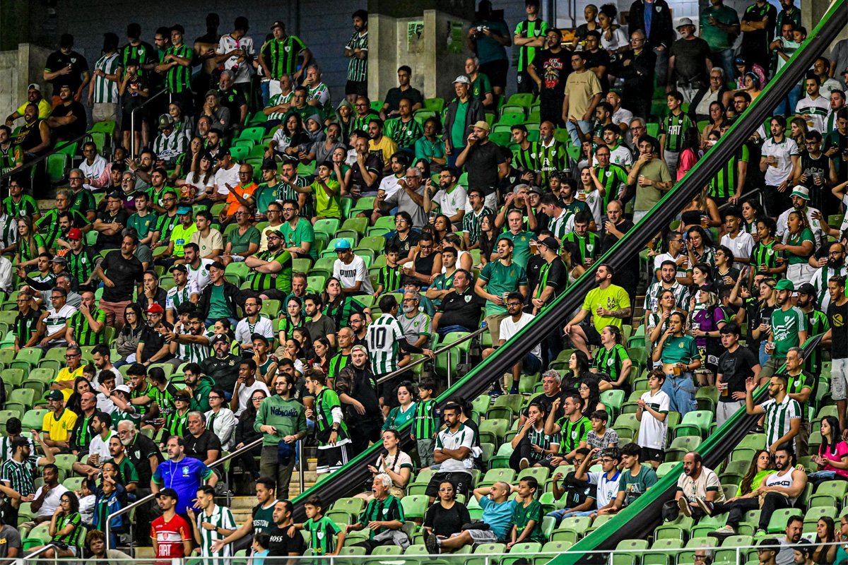 Torcida do América no Independência (foto: Mourão Panda/América)
