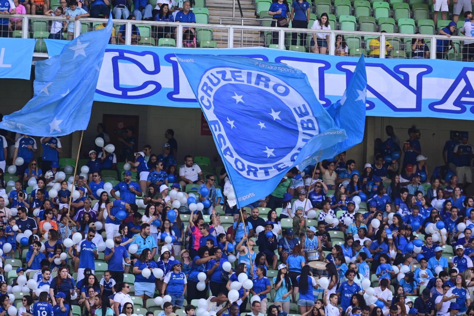 Torcida encheu o Independência mais uma vez para apoiar o Cruzeiro no Brasileiro Feminino (foto: Leandro Couri/EM/D.A Press)