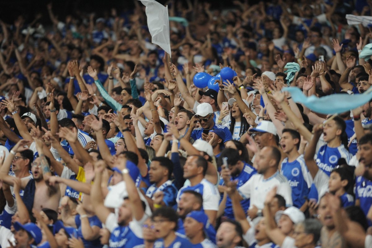 Torcida do Cruzeiro durante jogo contra o Atlético (foto: Alexandre Guzanshe/EM/D.A. Press.)