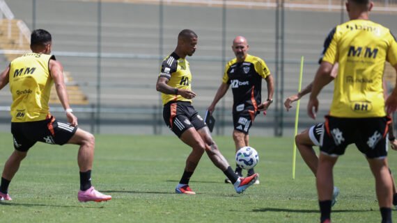 Caio arrisca passe durante treino do Atlético na Cidade do Galo (26/9) (foto: Daniela Veiga/Atlético)