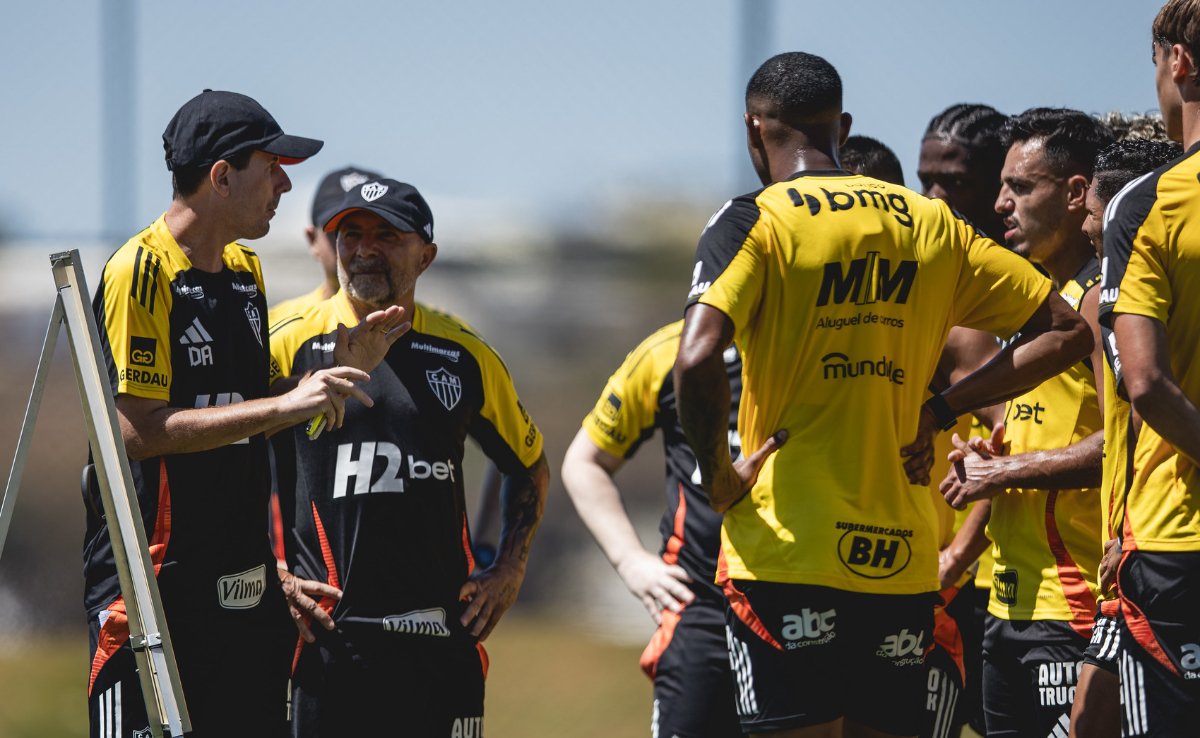 Sampaoli e auxiliar conduzem trabalho tático com jogadores do Atlético na Cidade do Galo (5/9) (foto: Pedro Souza/Atlético)