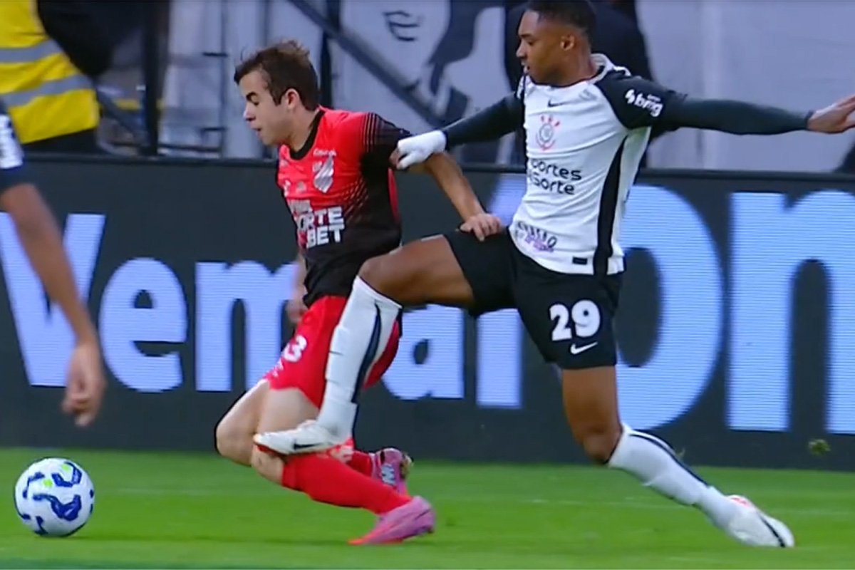 Vitinho, do Corinthians, deu solada na perna de Dudu, do Athletico-PR (foto: Reprodução/TV Globo)