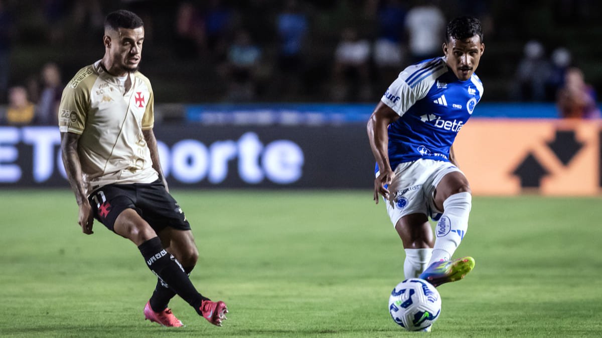 Phillipe Coutinho, meio-campista do Vasco, e Kaiki, lateral-esquerdo do Cruzeiro, em duelo no primeiro turno do Brasileiro (foto: Gustavo Aleixo/Cruzeiro)
