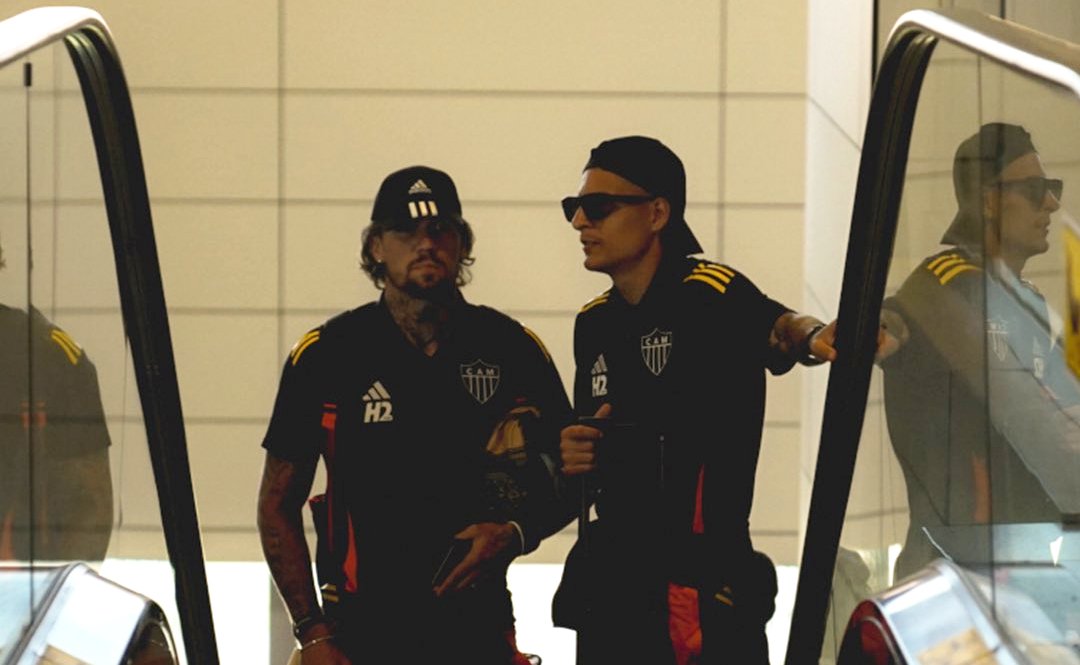 Lyanco e Arana antes de viagem da delegação do Atlético a Santa Cruz de la Sierra, na Bolívia (foto: Reprodução/X/Atlético)