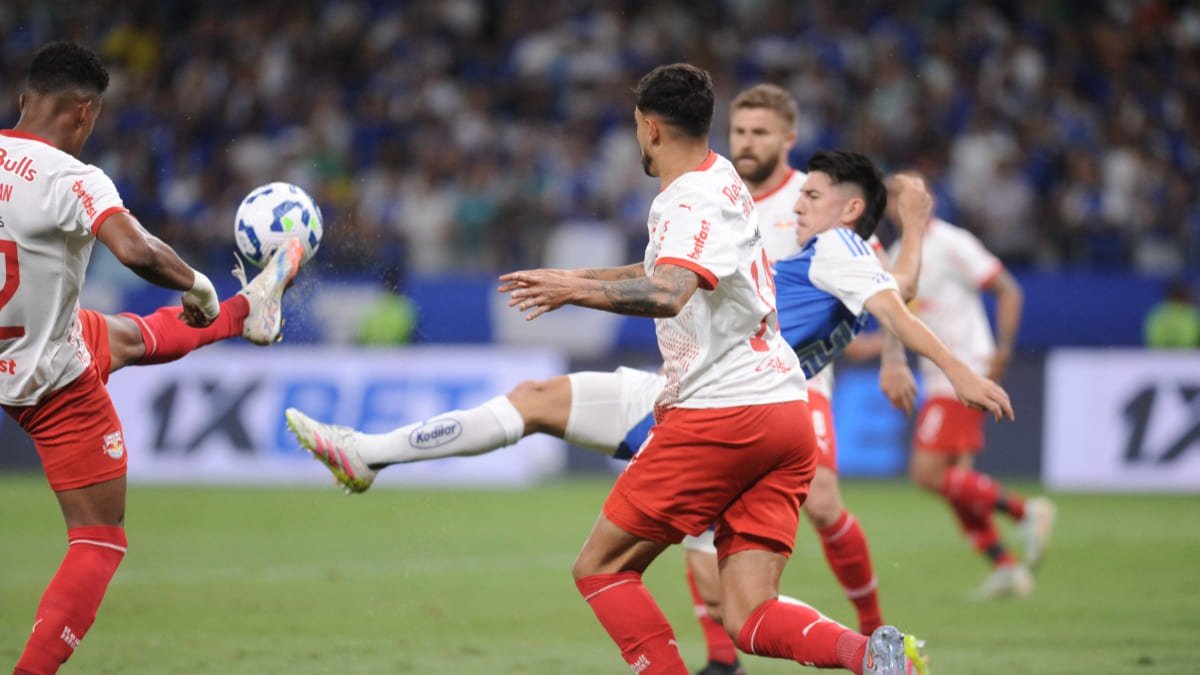 Lucas Villalba, zagueiro, em disputa de bola em Cruzeiro x Bragantino (foto: Alexandre Guzanshe/EM/D.A Press)