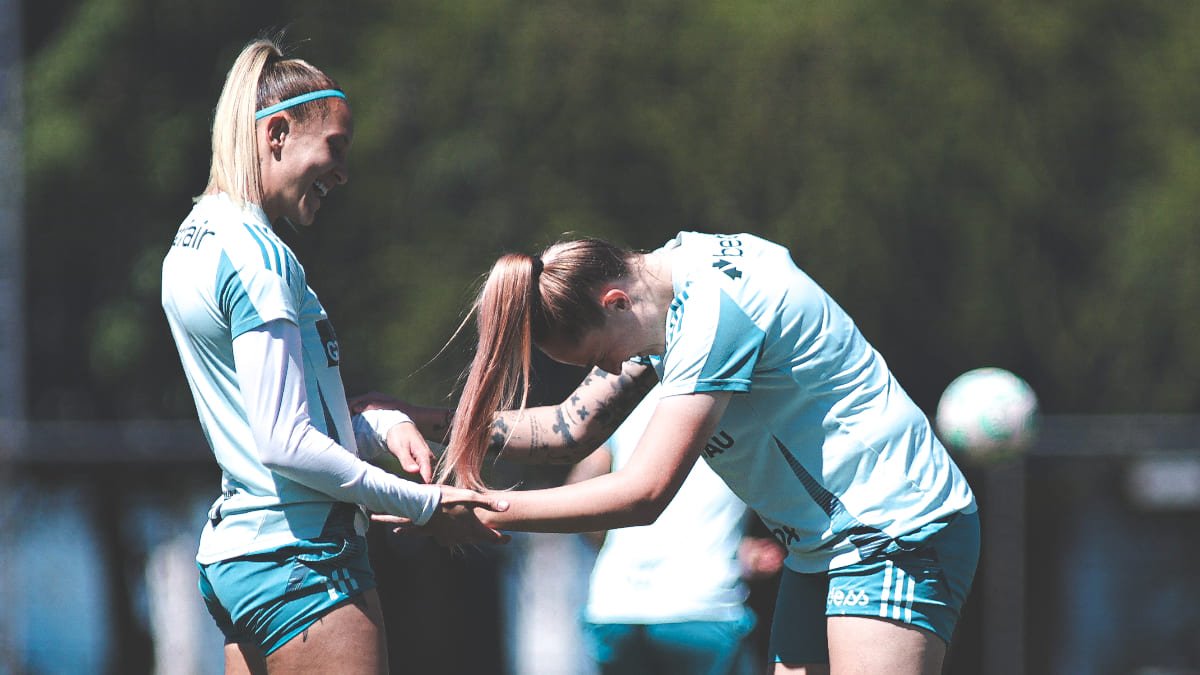 Vitória Calhau e Isa Haas, zagueiras do Cruzeiro, em treinamento na Toca da Raposa 1, em Belo Horizonte (foto: Gustavo Martins/Cruzeiro)